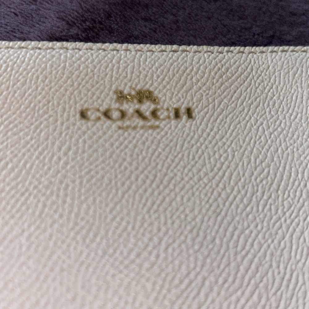 - 🇺🇸Coach Wristlet🇺🇸 - Picture 5 of 5
